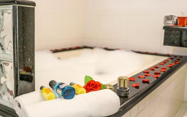 MOTEL SHAMPOO (Adult Only)