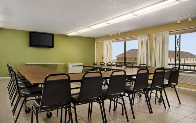 Super 8 by Wyndham Hearst ON