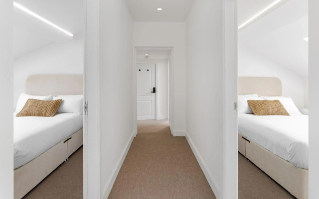 Air Host and Stay - 44 Renshaw