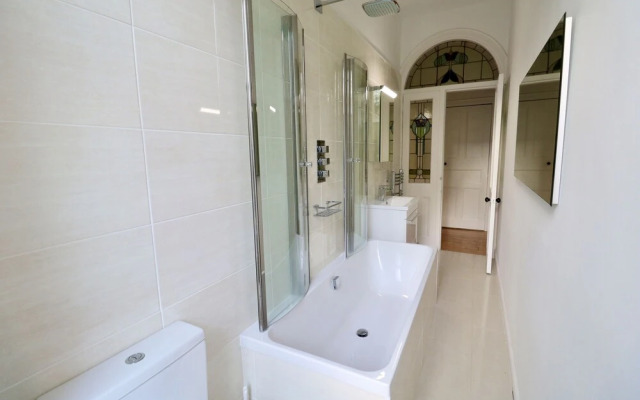 Period Deco flat in west end