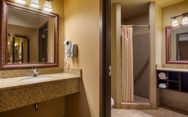 Crandon Inn and Suites