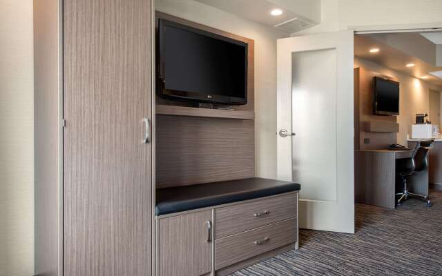 Clarion Hotel & Suites