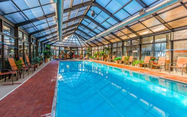 Comfort Inn & Suites Erie - Splash Harbor Indoor Waterpark