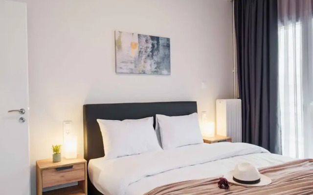 Spacious Seaside Flat at Alimos