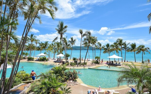 Lagoon 206 on Hamilton Drive