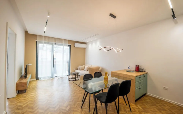 Tirent Apartment-Modern 1-Bedroom Stay Near Liqeni i Thatë