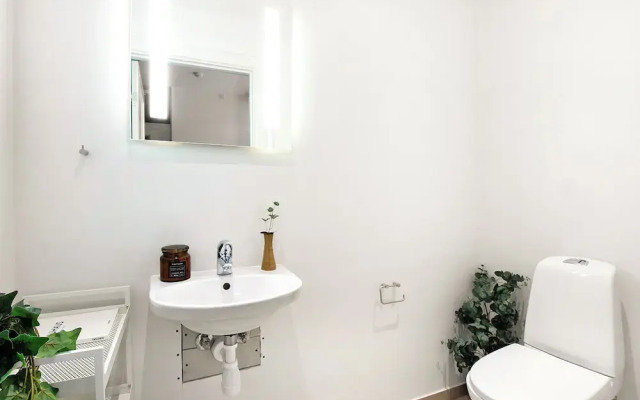 Sanders Leaves - Charming 3-bdr Apt With City View