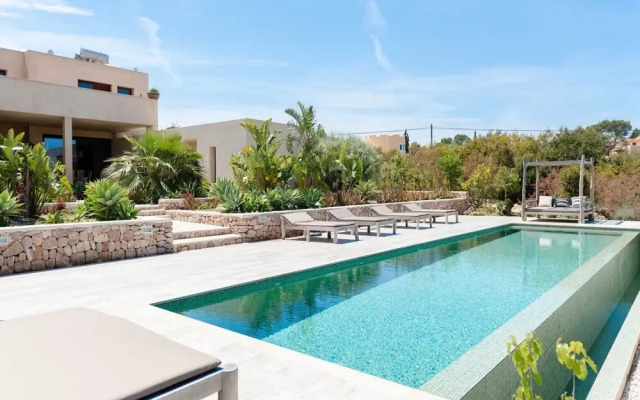Stunning Villa With Gardens