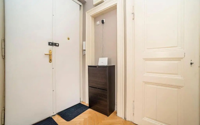 Cozy and sunny apartment in uptown