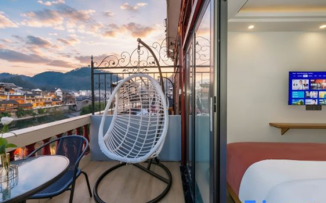 Stay at Maomao River View Homestay (Beimen Wharf Branch)