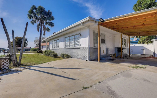 Sun-soaked Okeechobee Retreat w/ Canal Views!