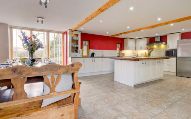 Holiday Home Sgubor yr Onwydden