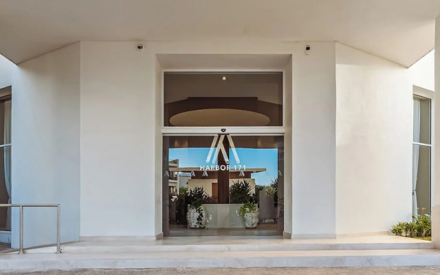 Stunning Beachfront Condo - Sea Views