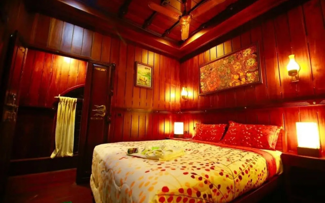 Mass Holidays Houseboat