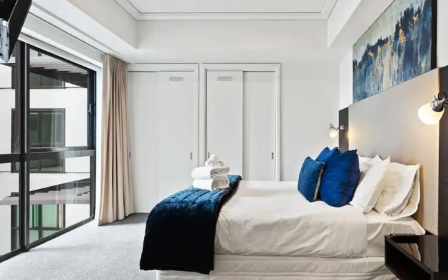 Spacious Apartment On Akl Viaduct With Balcony!
