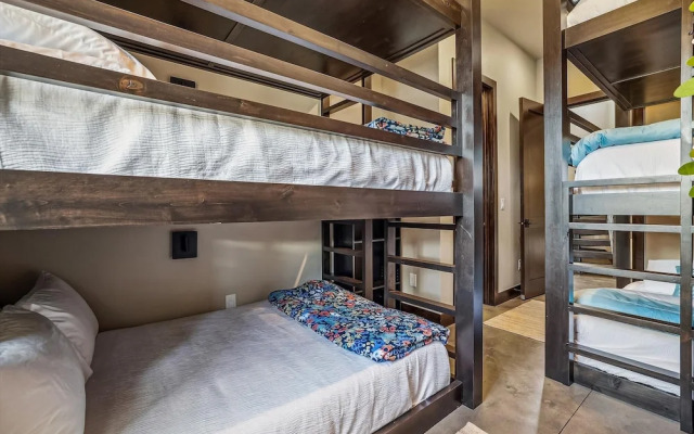 The Crowne Summit 6 Bedroom Home