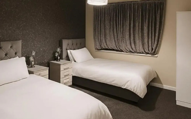 House - Sleeps 2 - Etihad Stadium 15 min Drive