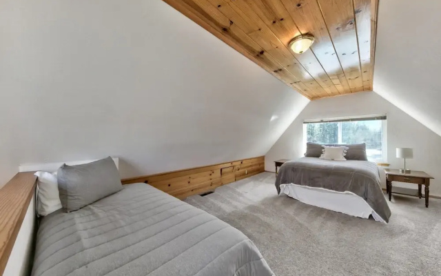853p Lakeside Beach 4 Bedroom Home