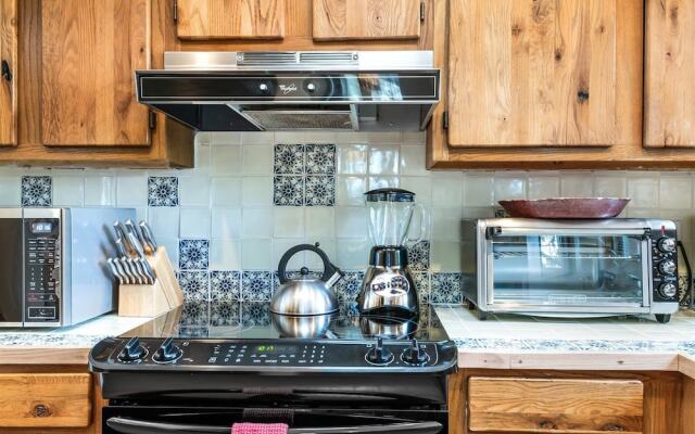 Old Santa Fe Trail - Walk Everywhere, Kiva Fireplace, Amazing Natural Light