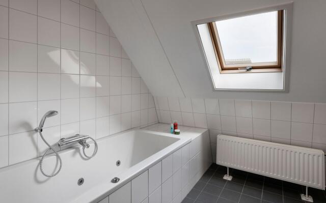 Luxury villa with whirlpool and jacuzzi, 8 km from Hoogeveen