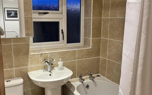 Impeccable 3-bed House in Nottingham Free Parking