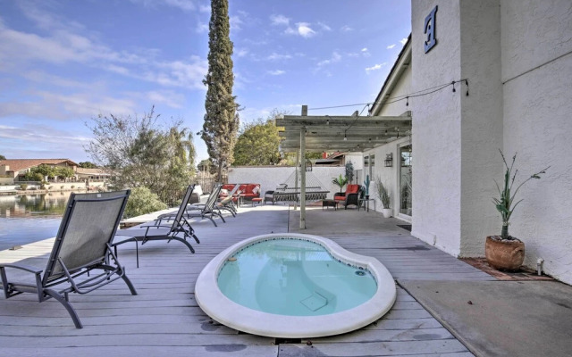 Sun Deck, Hot Tub & Kayak: Lakefront Tempe House