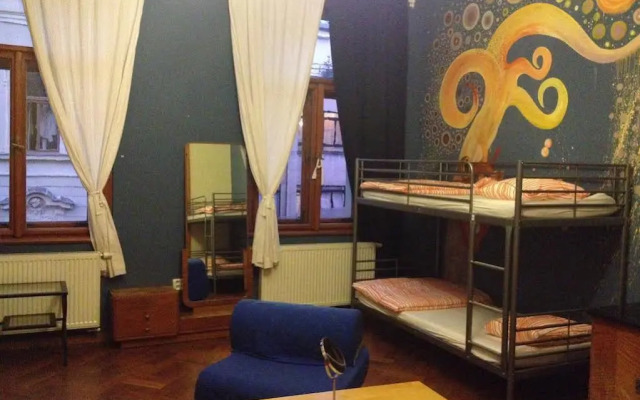 Art Hole Hostel