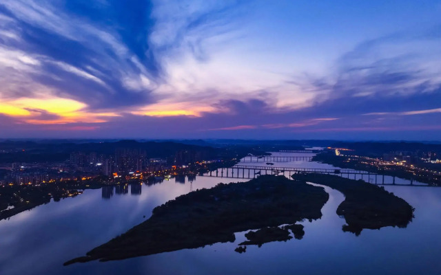 Yijia Lijing Hotel(怡家丽景酒店（遂宁中央商务区步行街店）)