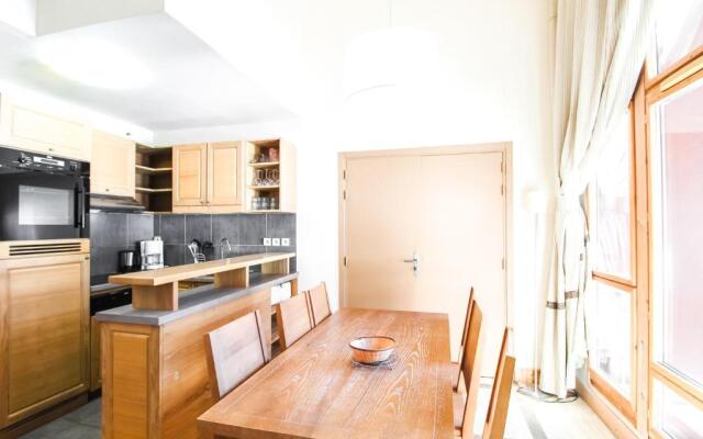 Charming 6th-floor 2-bedroom apartment with fireplace