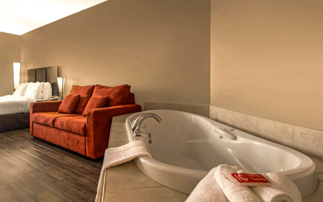 Econo Lodge Inn & Suites