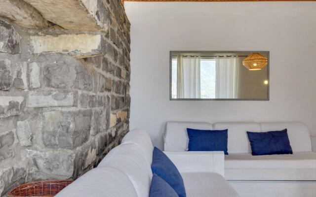 Spacious Apartment in Pognana Lario with Pool