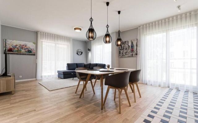 Central apartments, Quiet with Free Parking and AC.