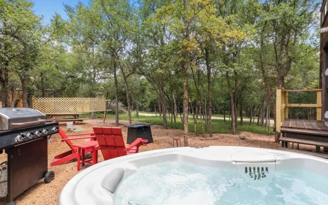 Willie the Modern Tiny Home W/hot-tub & Firetable