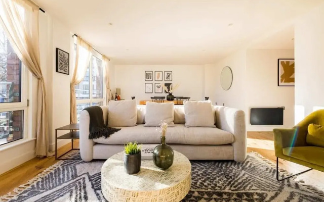 The Crystal Quarters - Modern & Bright 2BDR Apartment