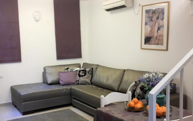 Nuriel Fruit & Guest House