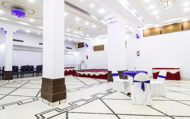 FabHotel Mayfair Inn