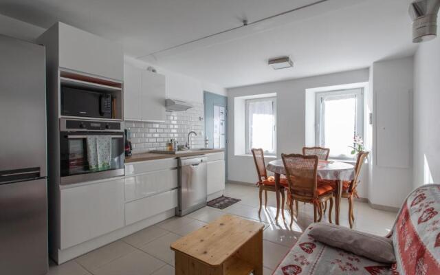 Rez-de-chaussée centre ville d'Embrun 3 étoiles