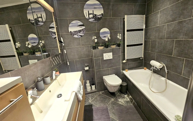 Well Appointed 2BR w terrace&parking