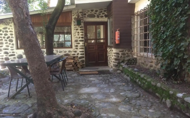 Shangri-La Lodge
