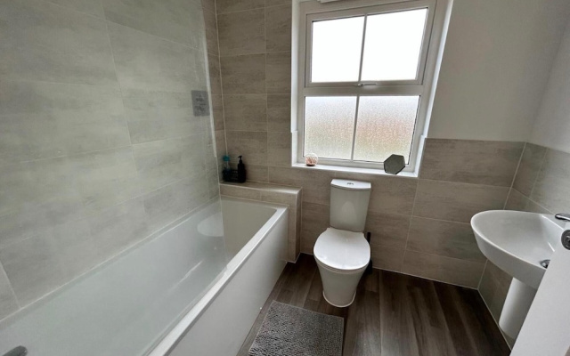 House - Sleeps 8 - Free Parking and Ps5