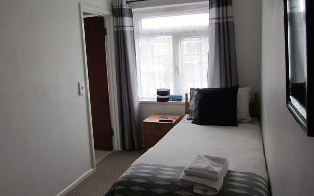 The Roslyn Hotel