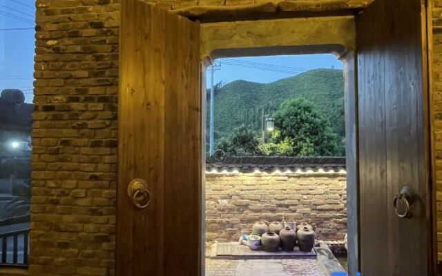 Wuyuan style waterfront homestay