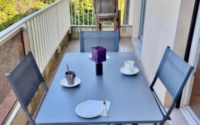 Bnb Renting Le Cèdre Spacious Studio In Cannes With A Balcony Wifi And Ac