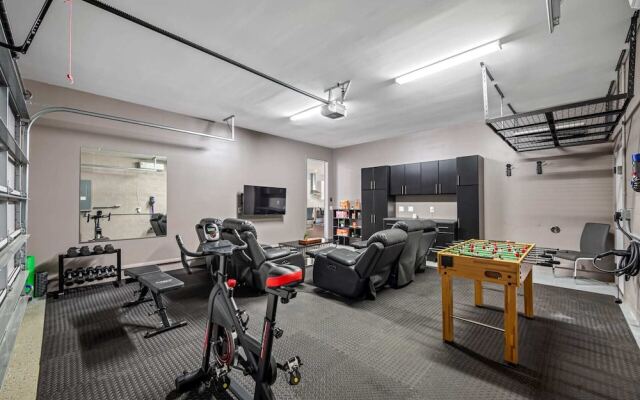 Luxury Tampa Home w/ Pool, Jacuzzi & Amenities