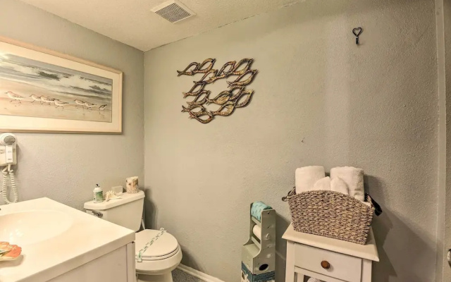 8 Mi to Beaches: Artistic Bradenton Studio w/ Yard