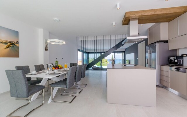 Luxury Villa Pax With Heated Infinity Pool, 8 Sleeps