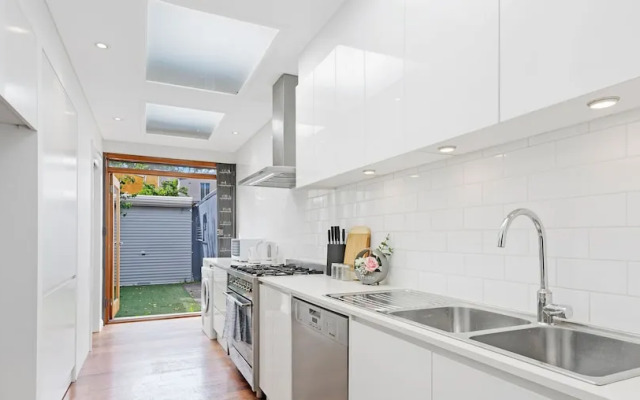 Kozyguru | Redfern | 2 Bed Terrace | Free Parking