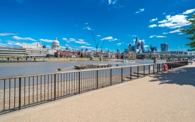 Altido 2-Bed Flat W/ Thames View