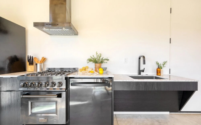 Blackhaus Suites by AvantStay – Modern Comfort in Downtown Palm Springs