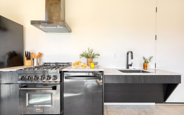 Blackhaus Suites by AvantStay – Modern Comfort in Downtown Palm Springs